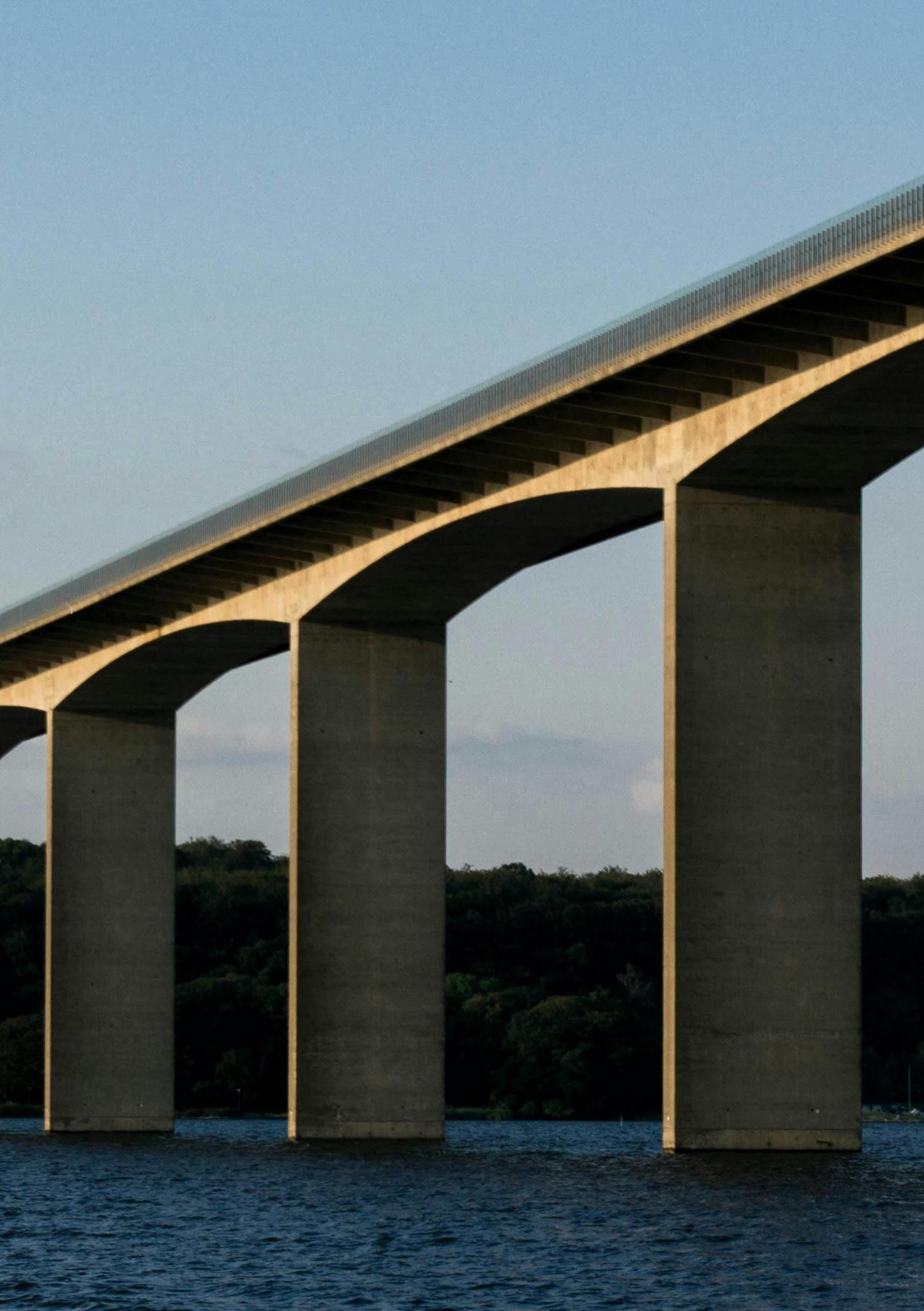 Eine hohe Brücke, die zwei Seiten verbindet