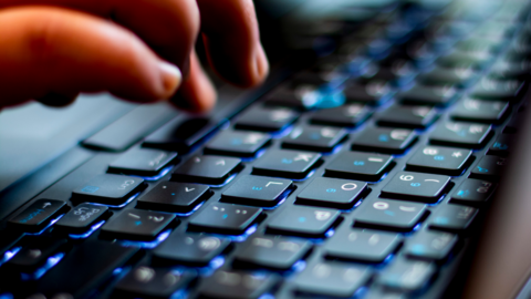 Finger auf einer Computertastatur