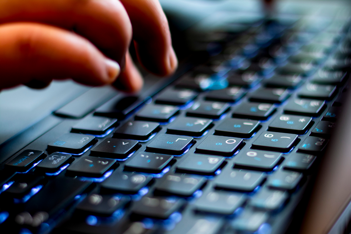 Finger auf einer Computertastatur